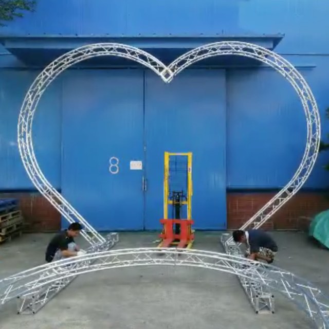 Truss bentuk hati digunakan untuk dekorasi panggung pernikahan
