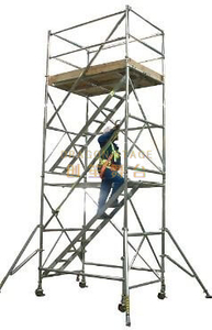 Menara papan perancah ganda dengan tangga langkah